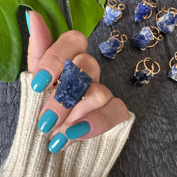 Freeform faceted sodalite ring